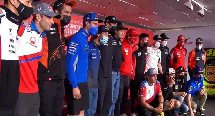 Rossi con alcuni dei piloti della MotoGP (Foto account Twitter MotoGP)