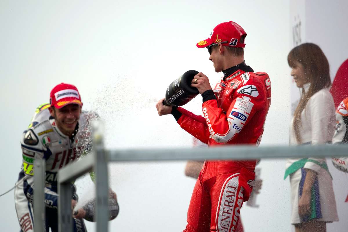 Rossi e Stoner festeggiano sul podio nel 2010 (foto di Mirco Lazzari gp/Getty Images)