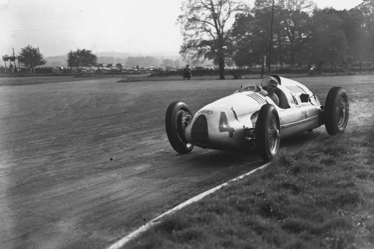 Tazio Nuvolari in gara con una Auto Union nel 1938 (foto di Central Press/Getty Images)