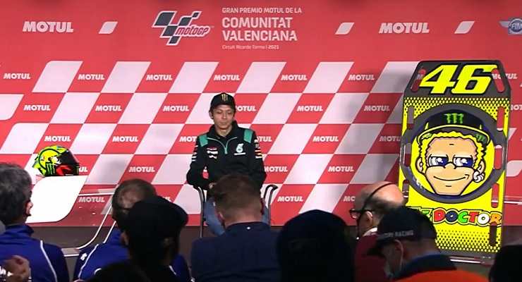 Rossi durante la conferenza stampa (Foto account Twitter MotoGP)