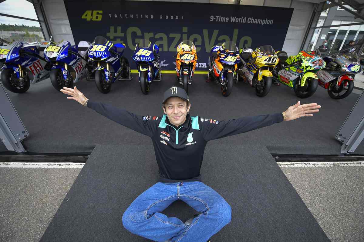 Valentino Rossi con le sue moto iridate (Foto account Twitter MotoGP)