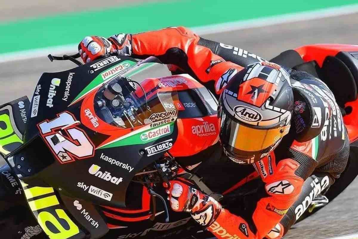 Maverick Vinales in pista con l'Aprilia (foto account ufficiale Facebook)