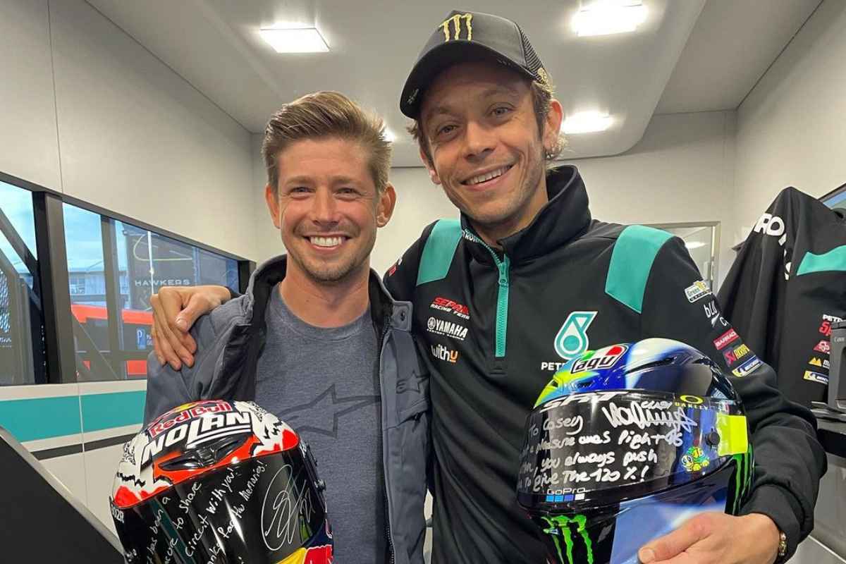 Casey Stoner scambia i caschi con Valentino Rossi al Gran Premio di Valencia di MotoGP 2021