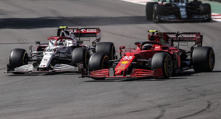 Antonio Giovinazzi in lotta con la Ferrari di Carlos Sainz al Gran Premio del Messico di F1 2021