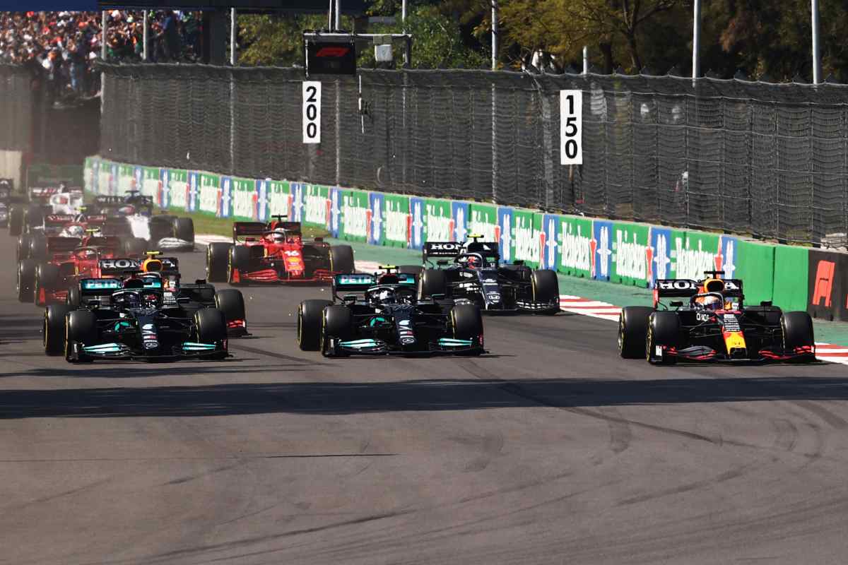 Max Verstappen supera Lewis Hamilton e Valtteri Bottas alla partenza del Gran Premio del Messico di F1 2021