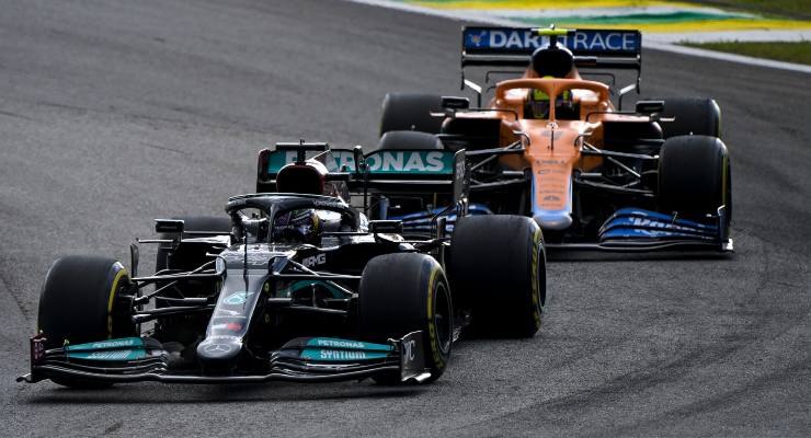 Lewis Hamilton in pista nella qualifica sprint del Gran Premio del Brasile di F1 2021 a San Paolo