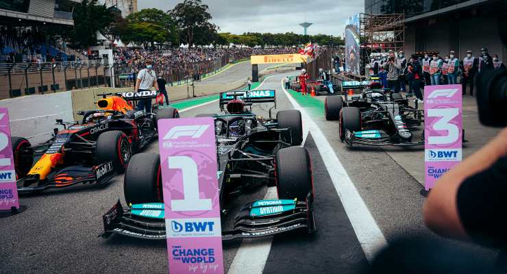 La macchina di Lewis Hamilton nel parco chiuso del Gran Premio del Brasile di F1 2021 a San Paolo dopo le qualifiche