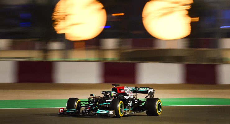 Lewis Hamilton in pista sulla Mercedes nelle prove libere del Gran Premio del Qatar di F1 2021 a Losail