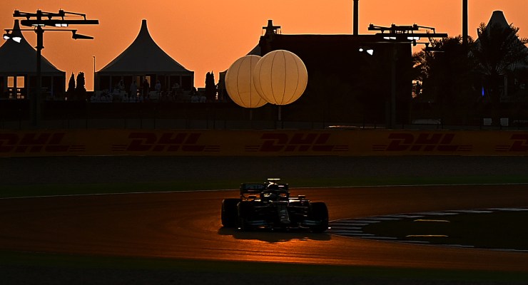 Lewis Hamilton in pista sulla Mercedes al Gran Premio del Qatar di F1 2021 a Losail