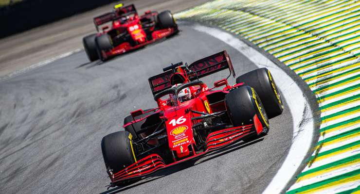 Charles Leclerc davanti a Carlos Sainz al Gran Premio del Brasile di F1 2021 a San Paolo