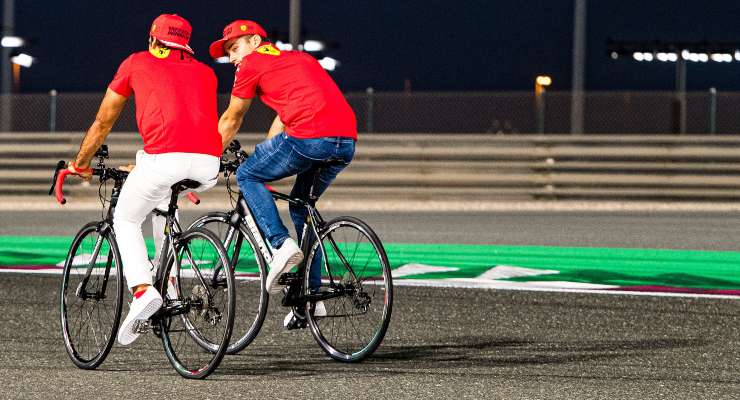Charles Leclerc e Carlos Sainz girano in pista in bici alla vigilia del Gran Premio del Qatar di F1 2021 a Losail (Foto Ferrari)