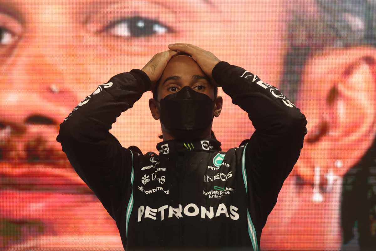 Lewis Hamilton sul gradino più alto del podio del Gran Premio del Qatar di F1 2021 a Losail