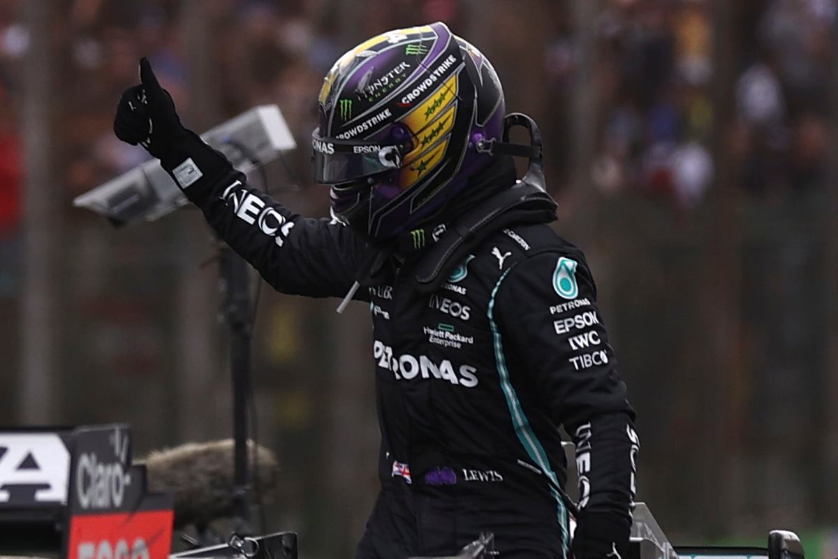 Lewis Hamilton esulta dopo le qualifiche sprint del Gran Premio del Brasile di F1 2021 a San Paolo