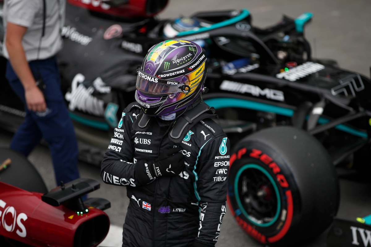 Lewis Hamilton nel parco chiuso del Gran Premio del Brasile di F1 2021 a San Paolo dopo le qualifiche