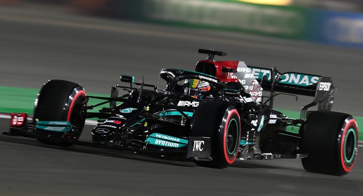 Lewis Hamilton in pista sulla Mercedes