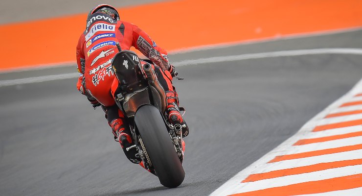 Pecco Bagnaia in pista sulla Ducati al Gran Premio di Valencia di MotoGP 2021