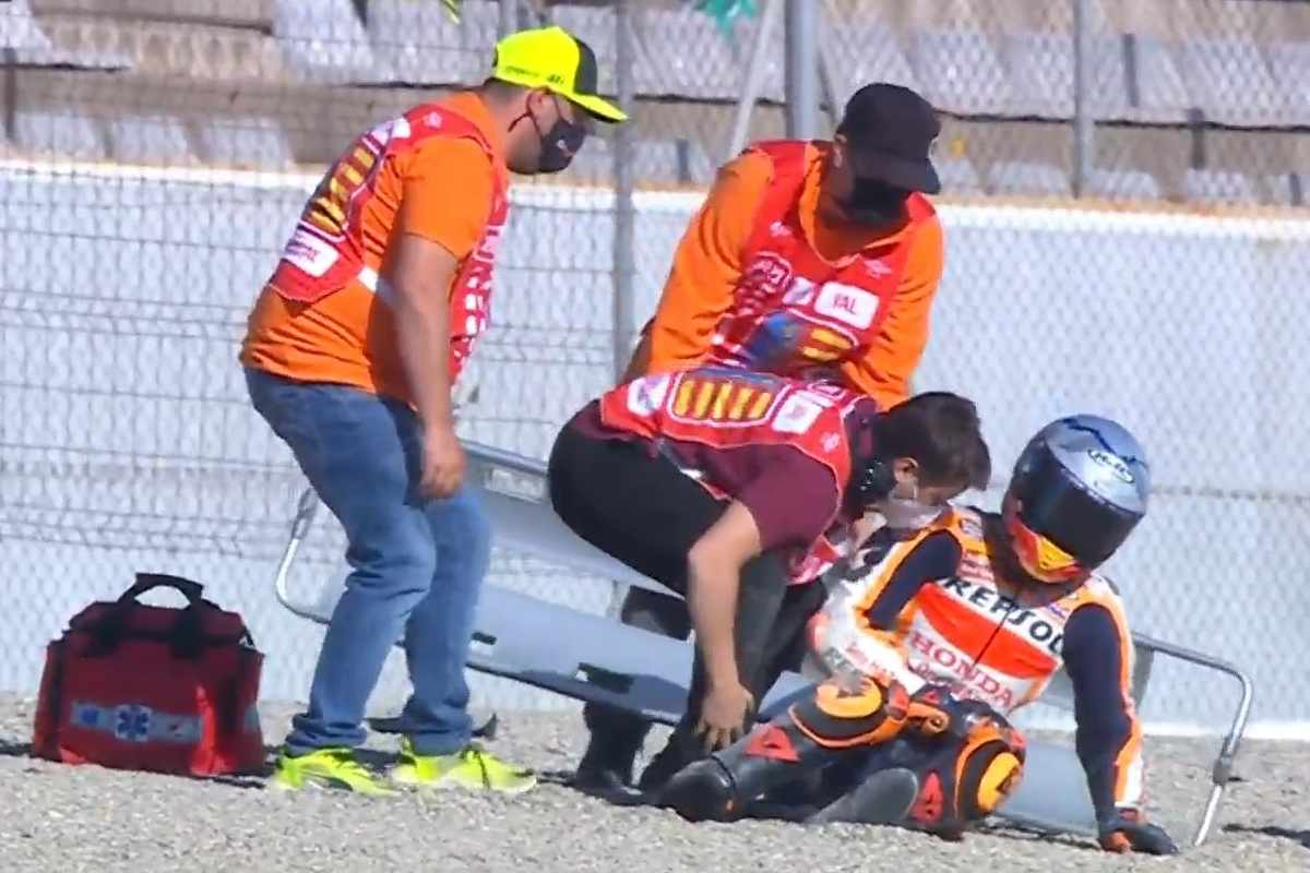 La caduta di Pol Espargarò nella terza sessione di prove libere del Gran Premio di Valencia