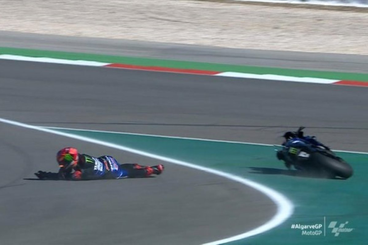 La caduta di Fabio Quartararo durante il Gran Premio dell'Algarve di MotoGP 2021 a Portimao