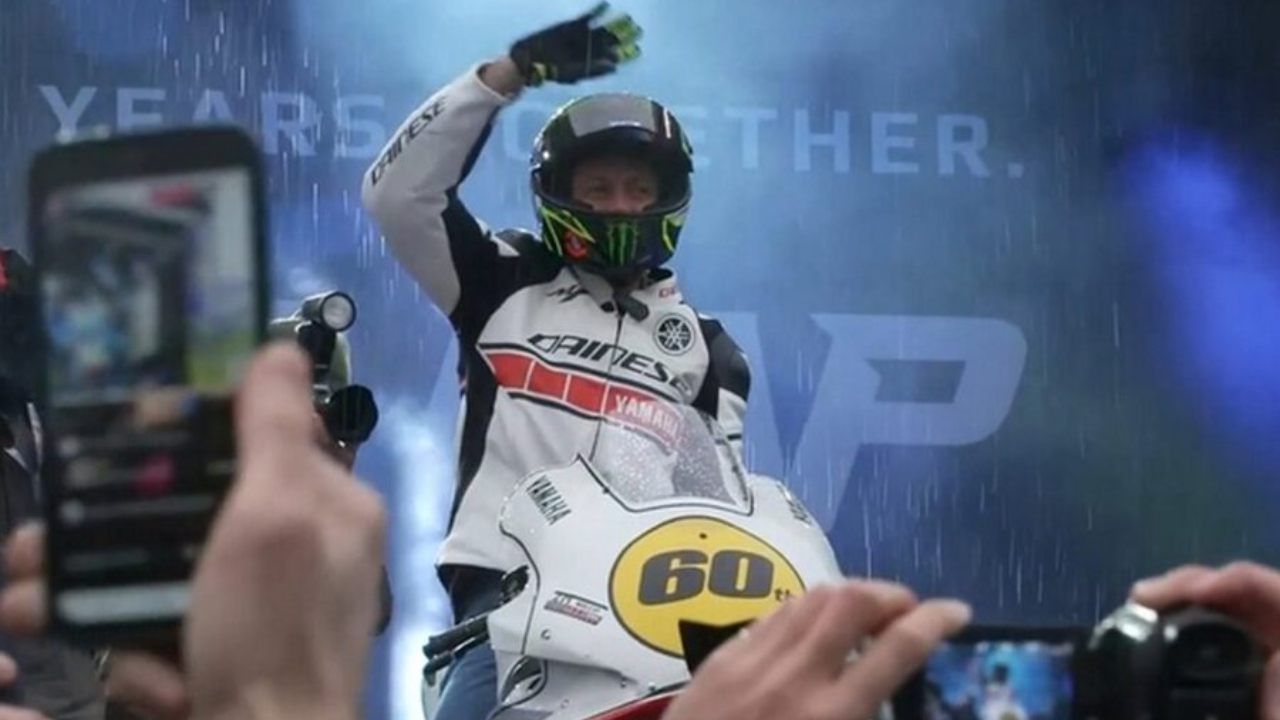 Valentino Rossi in sella alla Yamaha celebrativa (Foto Twitter/PaddockGP)