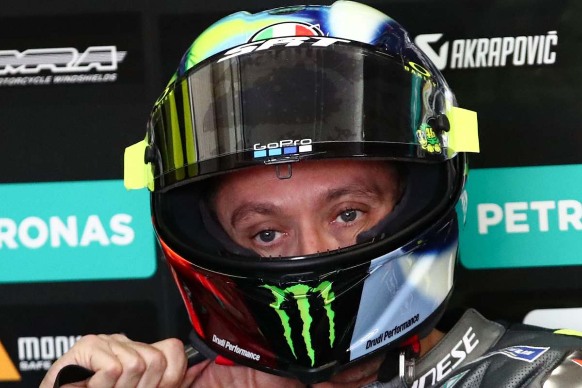 Valentino Rossi ai box nel Gran Premio di Valencia di MotoGP 2021