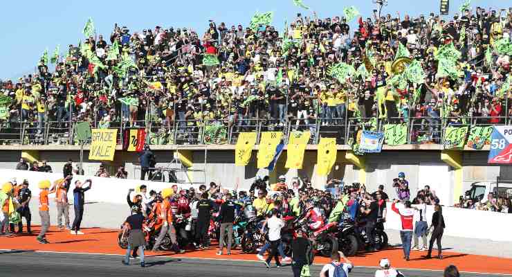 L'abbraccio dei piloti di MotoGP a Valentino Rossi davanti alle tribune festanti al termine del Gran Premio di Valencia