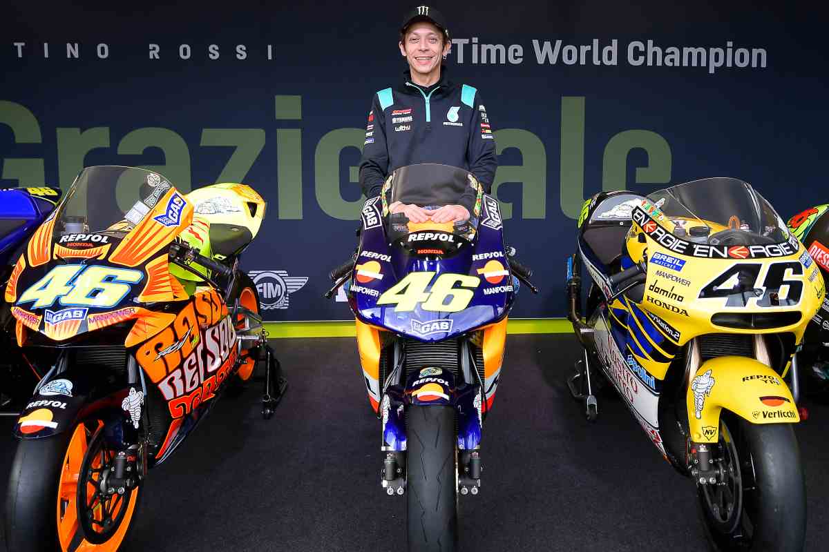 Valentino Rossi con le sue Honda iridate