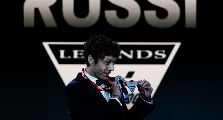 Valentino Rossi con la medaglia di MotoGP Legend