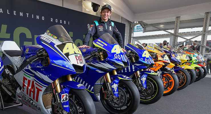 Valentino Rossi con le moto con cui ha vinto i nove titoli mondiali