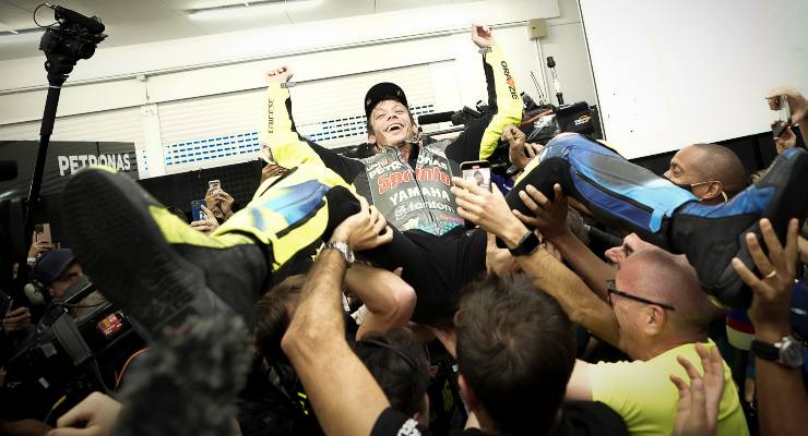 Valentino Rossi ai box Petronas al termine del Gran Premio di Valencia di MotoGP 2021