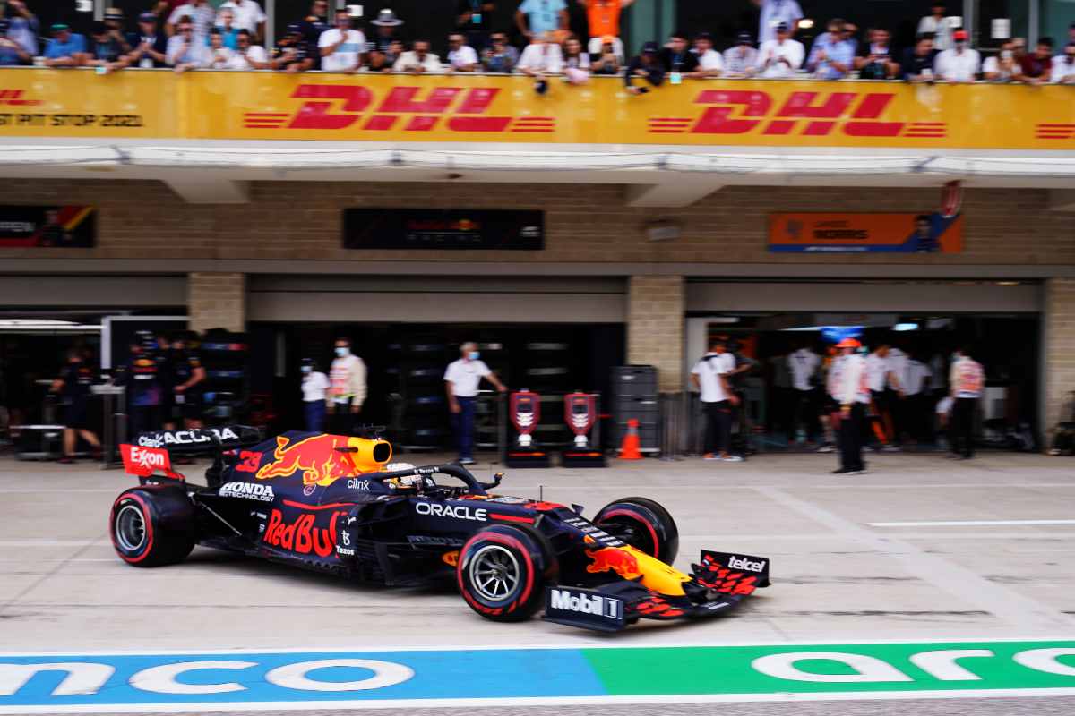 Max Verstappen ai box della Red Bull