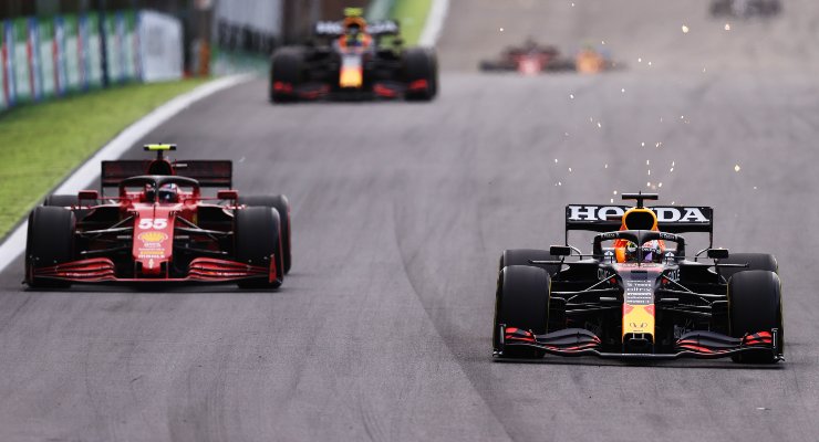 Max Verstappen supera la Ferrari di Carlos Sainz nelle qualifiche sprint del Gran Premio del Brasile di F1 2021 a San Paolo