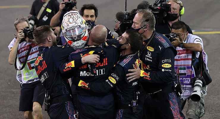 Max Verstappen festeggiato dopo la vittoria (foto di Lars Baron/Getty Images)