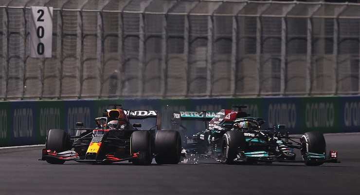 Il duello a Jeddah tra Hamilton e Verstappen (foto di Lars Baron/Getty Images)
