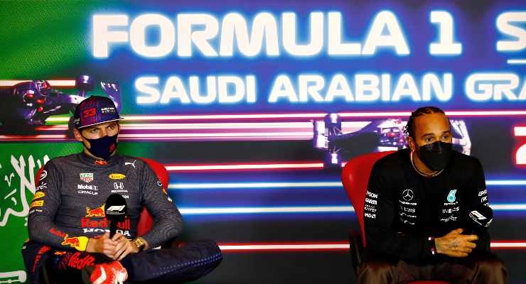 Hamilton e Veerstappen in conferenza stampa (foto di Sam Bloxham - Pool/Getty Images)