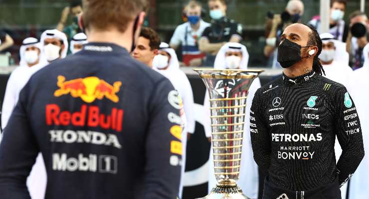 Lewis Hamilton con Verstappen ad Abu Dhabi (foto di Mark Thompson/Getty Images)