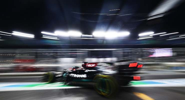 Hamilton ai box in Arabia (foto di Mark Thompson/Getty Images)