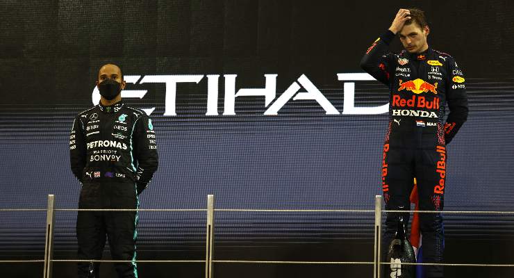 Hamilton sul podio di Abu Dhabi con Verstappen (foto di Bryn Lennon/Getty Images)