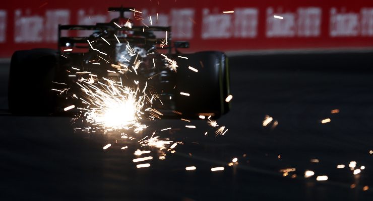 Le scintille della W12 di Hamilton (foto di Lars Baron/Getty Images)