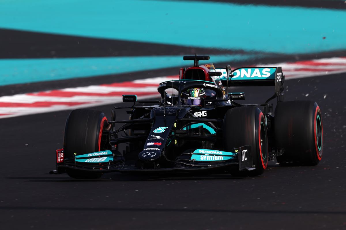 Hamilton in pista ad Abu Dhabi (foto di Lars Baron/Getty Images)