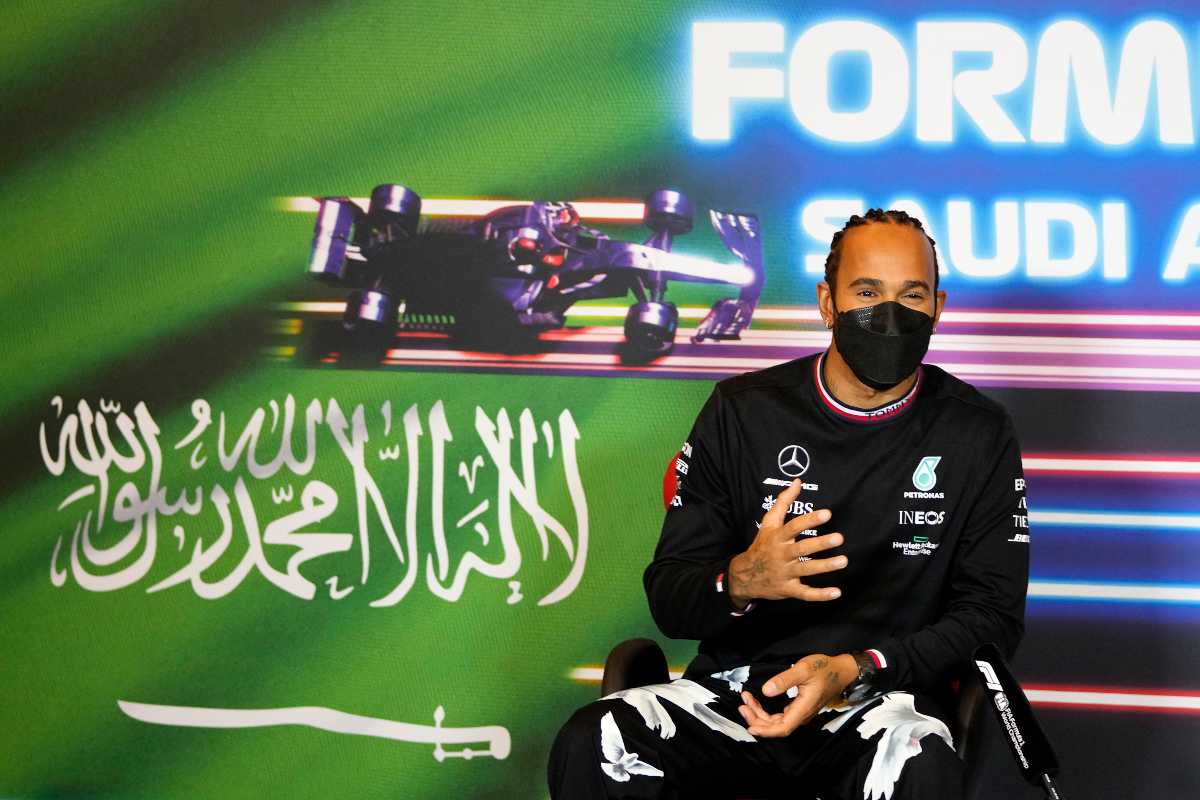 Hamilton in conferenza stampa a Jeddah (foto di Hassan Ammar - Pool/Getty Images)