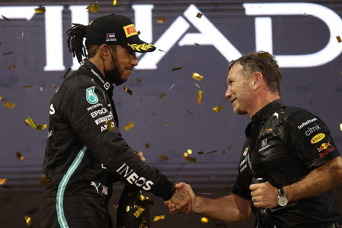 Hamilton si complimenta con il team principal Red Bull Chris Horner (foto di Lars Baron/Getty Images)