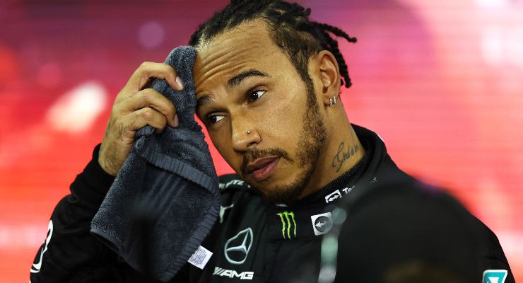 Hamilton dopo la gara a Yas Marina (foto di Bryn Lennon/Getty Images)