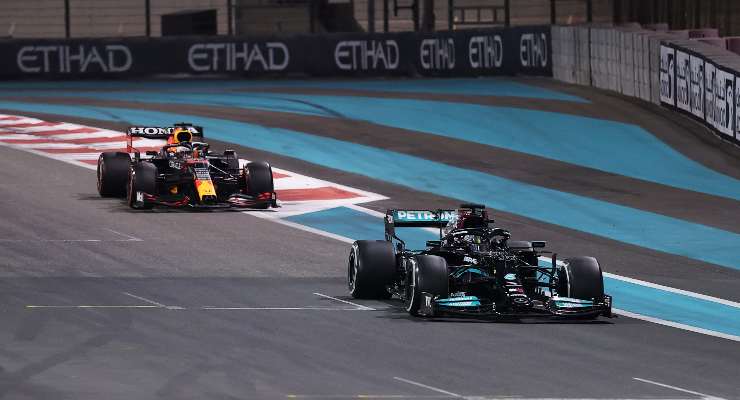 Hamilton inseguito da Verstappen (foto di Lars Baron/Getty Images)