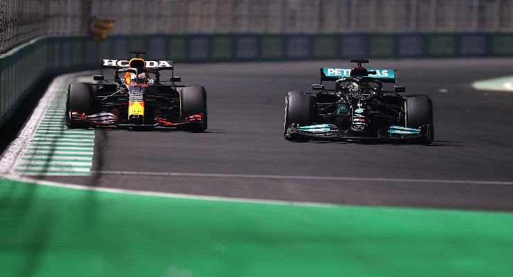 Lewis Hamilton e Max Verstappen in lotta a Jeddah (foto di Lars Baron/Getty Images)