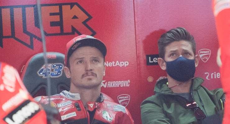 Stoner nel box Ducati con Miller (foto di Mirco Lazzari gp/Getty Images)