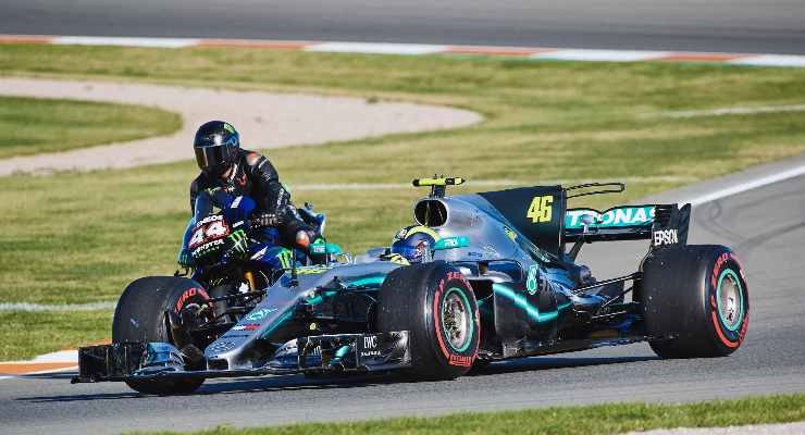 Hamilton e Rossi in pista a Valencia (foto di Rossi con Hamilton in un incontro del 2013 (foto di Mirco Lazzari/Getty Images for Monster Energy)