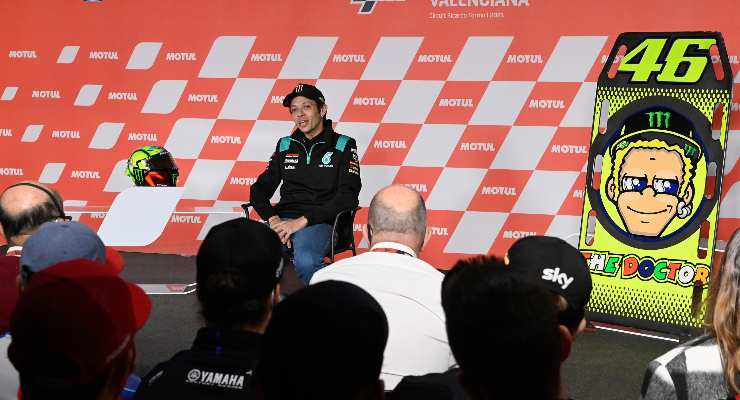 Rossi alla conferenza di addio alla MotoGP (foto di Mirco Lazzari gp/Getty Images)