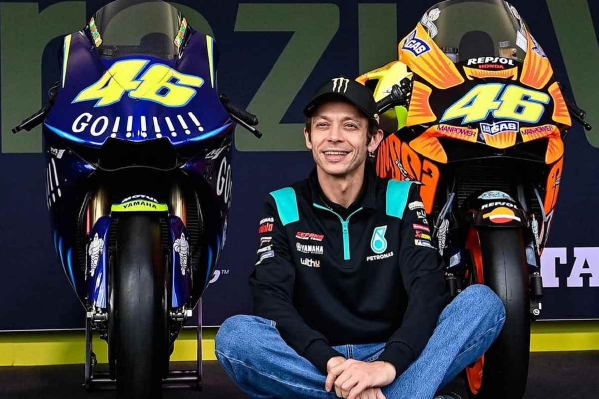 Valentino Rossi con due delle sue moto iridate (foto account ufficiale Facebook)