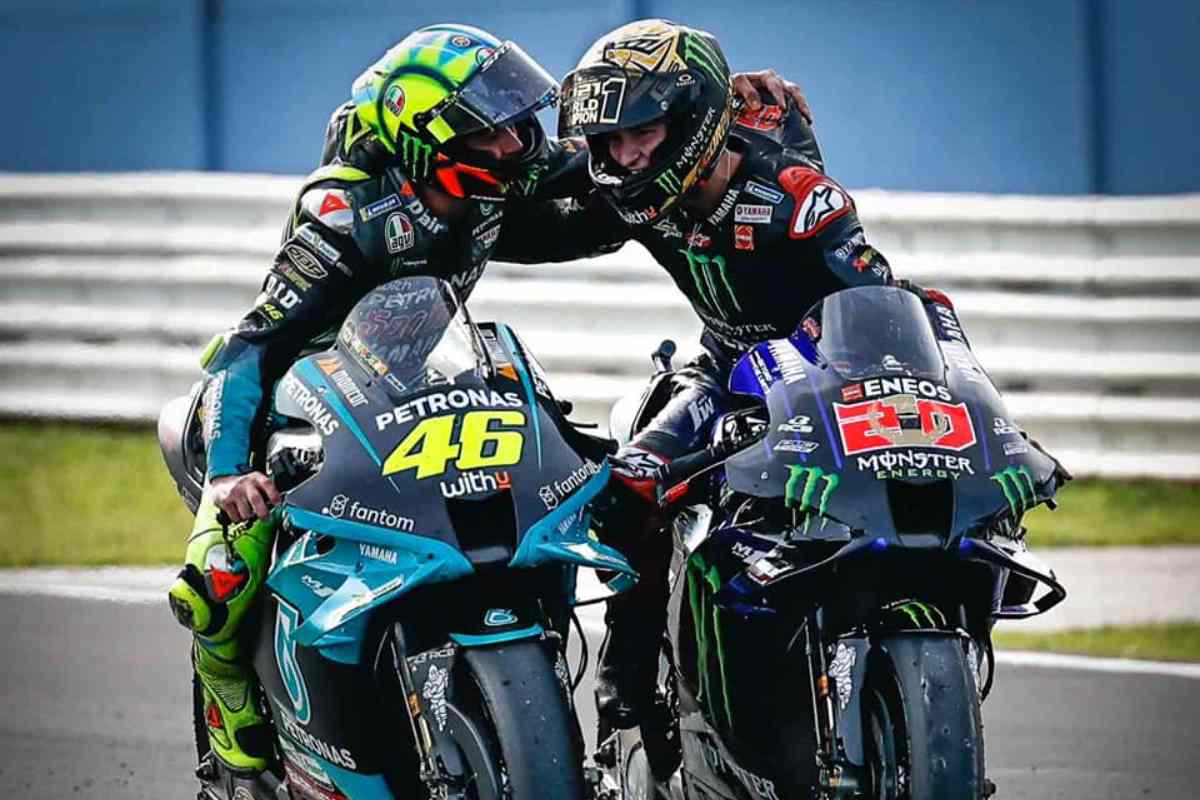 Quartararo festeggia in pista con Rossi (foto account ufficiale Facebook Quartararo)