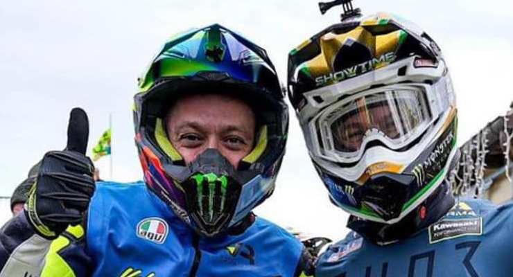 Rossi al ranch (foto account ufficiale Facebook Valentino Rossi)